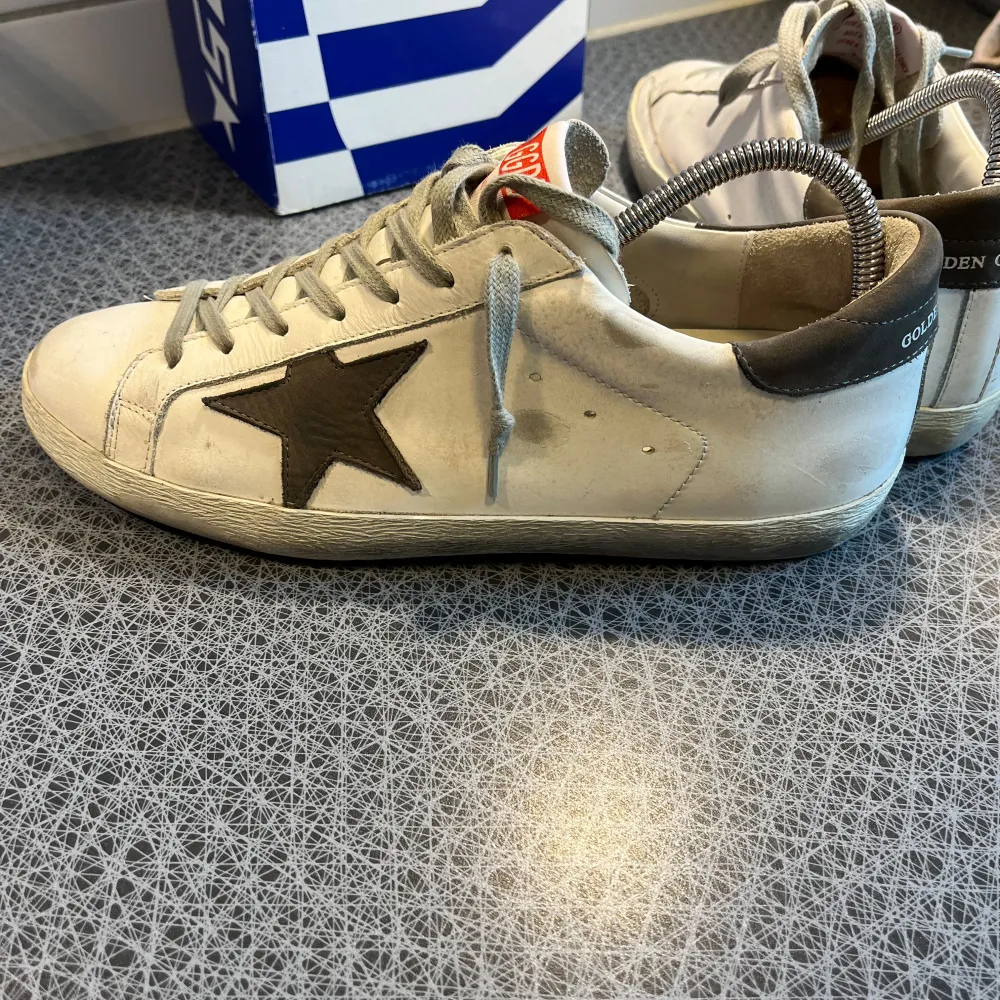 Tjena säljer nu dessa tvärfeta Golden goose skor. Skick (8,5/10). Slitningarna är design. Box och dustbag medföljer vid köp. Självklart äkta. Tveka inte på att höra av dig vid minsta fråga eller fundering 😁. Skor.