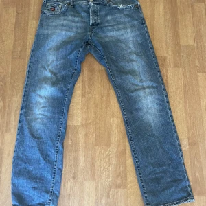 Energie jeans  - Super feta energie jeans med feta slitningar  W 32 L 32 Liknar Levis 501 i passform 