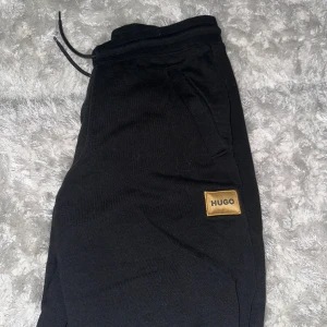 Hugo boss mjukisbyxor - Skick 10/10 Använd fåtal gånger Storlek M Pris kan diskuteras  