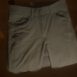 Ridbyxor från CRW - Strl 38, hyfsat använda, lite slitna i det skodda partiet men funkar bra endå