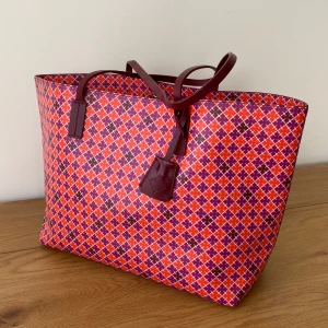 By Malene Birger Abigail väska i mycket bra skick  - Använd sparsamma, i mycket bra skick. Väskan har inga slitage,fläck heller defekt. Men det finns små missfärgningar/slitage på handtagen bild2. Denna model är slutsåld & ny pris är 2800kr.Vid fler bilder hör av dig.Pris kan diskuteras vid snabb affär