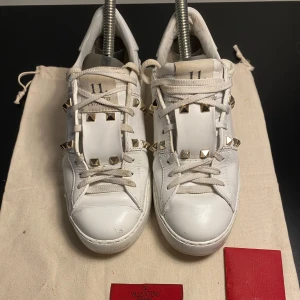 Valentino Skor  - Hej! Säljer nu dessa Valentino skor, storlek 37, skicket bedömer vi är använt utan skador , tveka inte på att höra av er vid frågor kring skorna! 