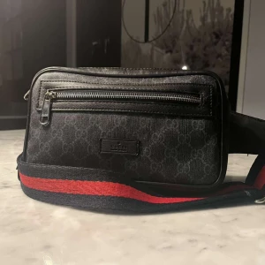 Gucci bag - Hej, säljer min äkta Gucci magväska då jag inte använt den så mycket , den ligger bara i rummet. Det är bara att skriva för intresse