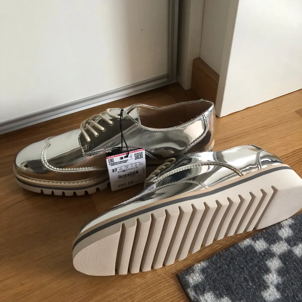 Supersnygga silver skor i storlek 37 Nypris 399kr. Kengät.