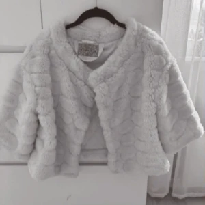 Päls jacka  - Säljer denna såååå fina pälsjacka! 