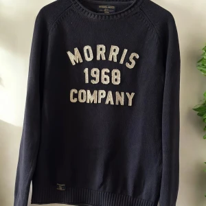 Svart tröja från Morris - Säljer en snygg svart tröja från Morris med texten 'Morris 1968 Company' broderad på framsidan. Tröjan är långärmad och har en ribbad kant vid ärmslut och nederkant. Perfekt för höst och vinter!