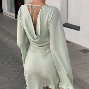 Mintgrön klänning  - Säljer denna superfina klänning från NA-KD x Amanda MPN då den tyvärr inte kommer till användning. Klänningen säljs just nu för 499 på NA-KD:s hemsida! Helt oanvänd med prislappen kvar😇