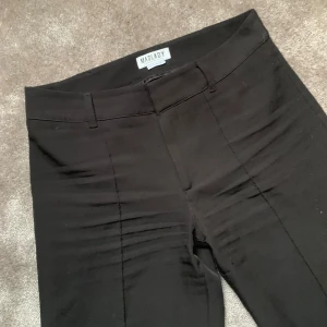 Lågmidjade kostymbyxor  - Säljer dessa populära lågmidjade kostymbyxorna från Madlady då dem inte används. Bra skick, bara lite noppriga på vissa ställen och dem är uppsprätta på benen. Storlek 34 men lite stora i midjan, kan eventuellt passa en 36 😊 modell short. Nypris: 600