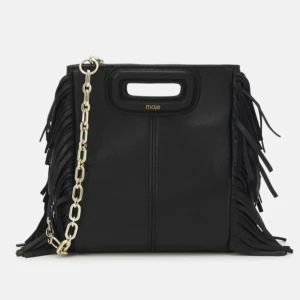 Svart axelväska med fransar från Maje - Säljer en supercool svart axelväska från Maje. Den har snygga fransar på sidorna💗den är använd men inga tydliga defekter💞