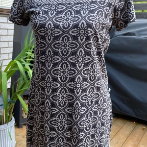 Flerfärgad klänning / tunika Indiska S - Mönstrad klänning från Indiska i storlek S Längd: 82 cm Armhåla till armhåla: 47 cm Knappar på rygg  Inga bilder när den sitter på mig! Katter finns i hemmet