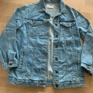 Dam jeans jacka  - Mycket bra o fin skick jacka från Pull &Bear  storlek S använd fåtal gånger 