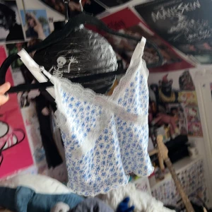 En blommig top - En blommig top som inte är min still länge/ säljs billigt för den finns en liten röd stain fast kan försöka ta bort den❤️❤️