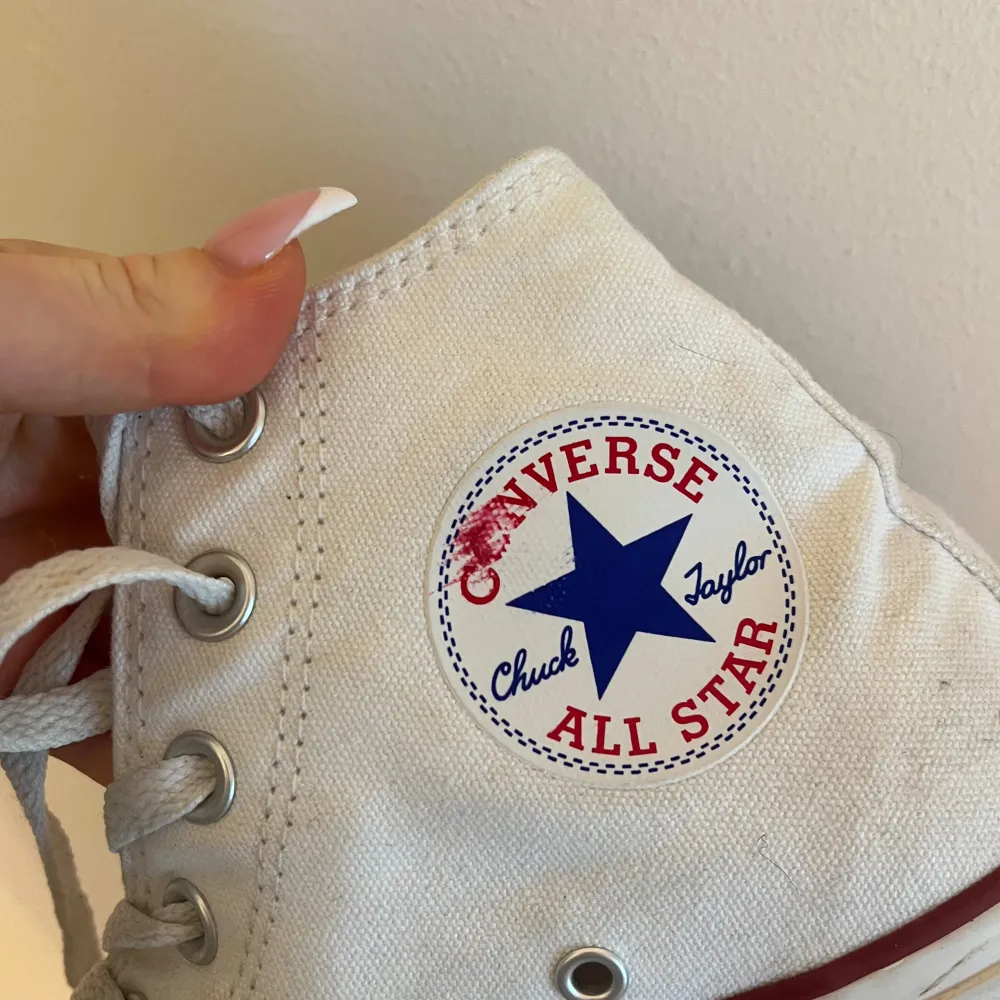 Säljer dessa fina Converse Allstar i färgen vit, med anledning av att de tyvärr aldrig har kommit till riktig användning🤍 Köpte för ca 700 kr men säljer billigt då jag vill bli av med de! Liten defekt på märket på ena skon, annars i bra skick 🙌🏼. Skor.