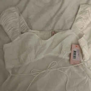 Nelly Topp - Super söt Nelly topp som aldrig är använd med prislappen kvar! Storlek EU 46 men väldigt liten i storleken. Skriv för fler bilder!