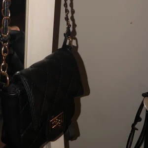 Väska - Liten väska från boohoo, bandet inuti kedjan har åkt upp i men annars jätte bra.