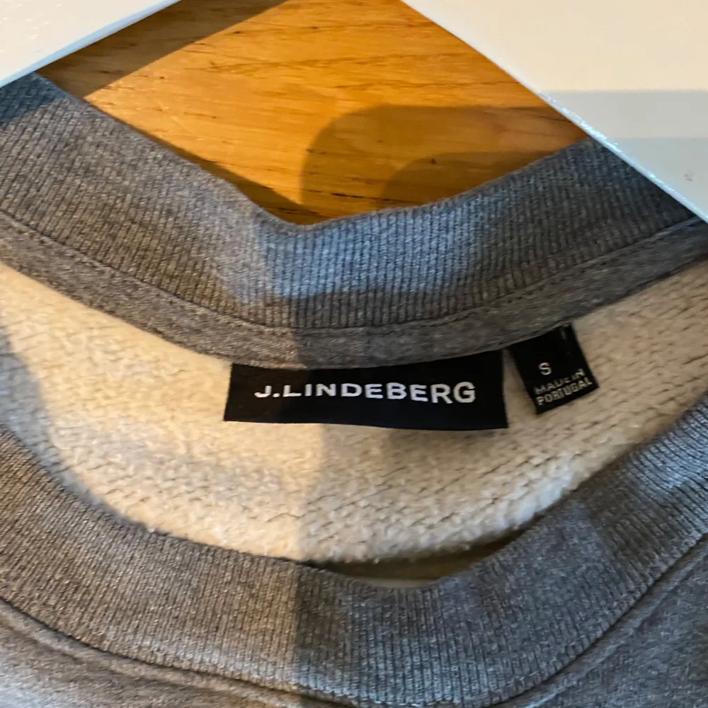 Säljer nu min fina j Lindeberg sweatshirt i mycket bra skick.. Tröjor & Koftor.