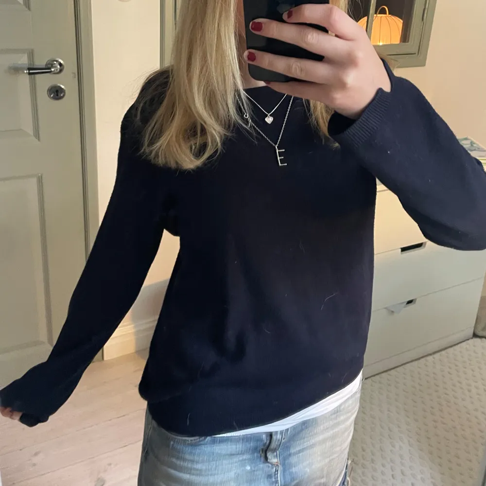 Säljer en svart tröja från Zara Girl's Winter Collection. Den är perfekt för vintern och har en klassisk design med långa ärmar. Tröjan är i bra skick och passar perfekt för kyliga dagar. Perfekt för dig som vill ha något stilrent och bekvämt! . Tröjor & Koftor.