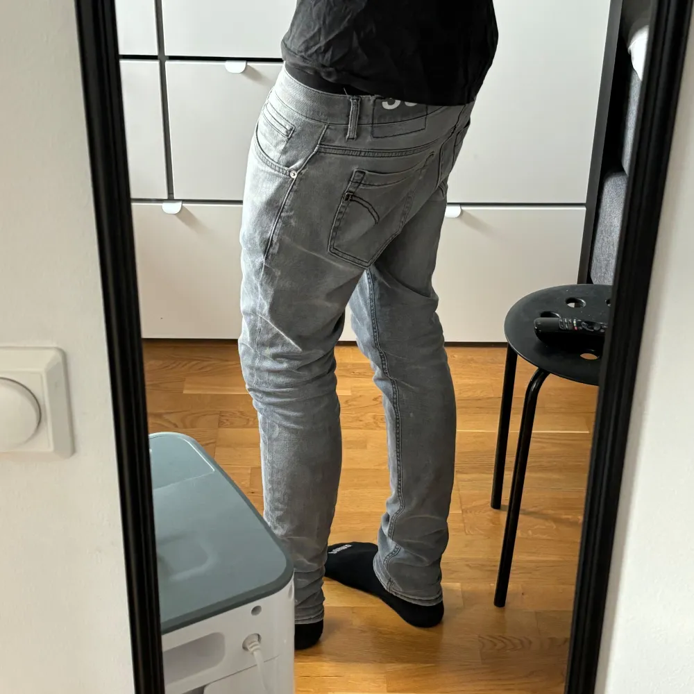 Säljer ett par dondups i den efterfrågade modellen George i grå färg st 32 bra skick.. Jeans & Byxor.