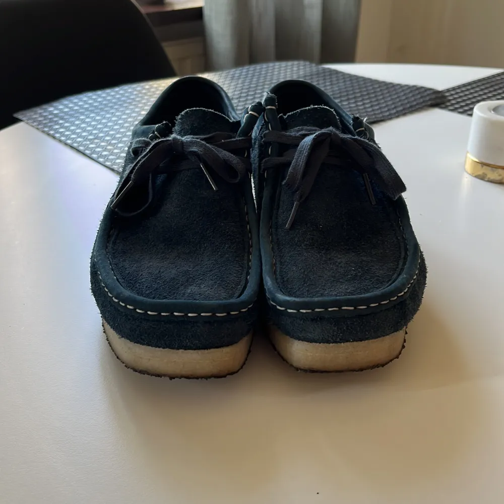 Säljer ett par clarks i färgen navy blue, snygga nu till hösten. Inte använda så mycket så i ett väldigt bra skick. Vid frågor är det bara att kontakta! Ny pris:1800.. Skor.