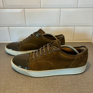 Lanvin captoe - Lanvin captoe   Uk 10  Ger ett bra helthetsintryck men tyvärr är mockan skadad lite på höger häl.  Pm för mer bilder, box är tyvärr borta men dustbag och snören följer med.