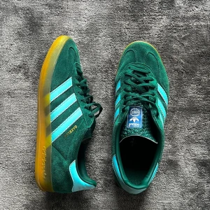 Adidas gazelle  - Säljer ett par gröna adidas gazelle indoor i storlek 42 2/3 inga hål väldigt bra skick.