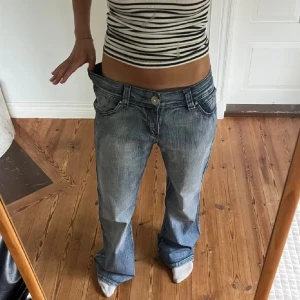 Lågmidjade jeans  - Jättefina jeans som tyvär inte passar🥹❤️‍🔥 Innerbenslängden är 86 cm och Midjemåttet är 42 (tvärsöver)💕💕 Obs: bilderna är lånade. Pris kan diskuteras vid snabb affär ❤️‍🔥❤️‍🔥