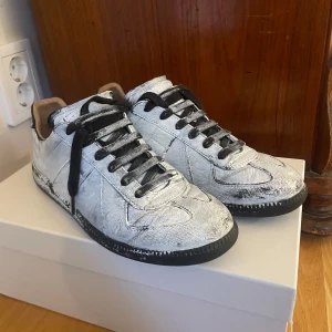 Maison Margiela gats - Säljer dessa galet feta Maison Margiela gat sneakers. Skorna är i riktigt bra skick och allt og medföljer. Skorna är i storlek 40.