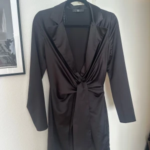 Svart klänning  - Svart klänning från missguided, storlek 36, endast använd 1 gång 