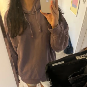 Lila hoodie 🫶 - Lila hoodie från WEEKDAY, skönt och baggy perfect för hösten 🫶💗