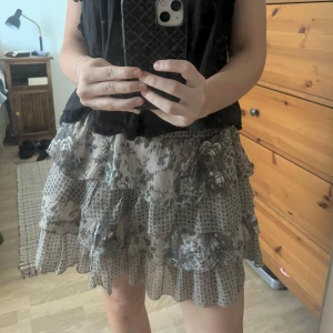 As snygg kjol - Jättefin kjol med blommigt mönster 