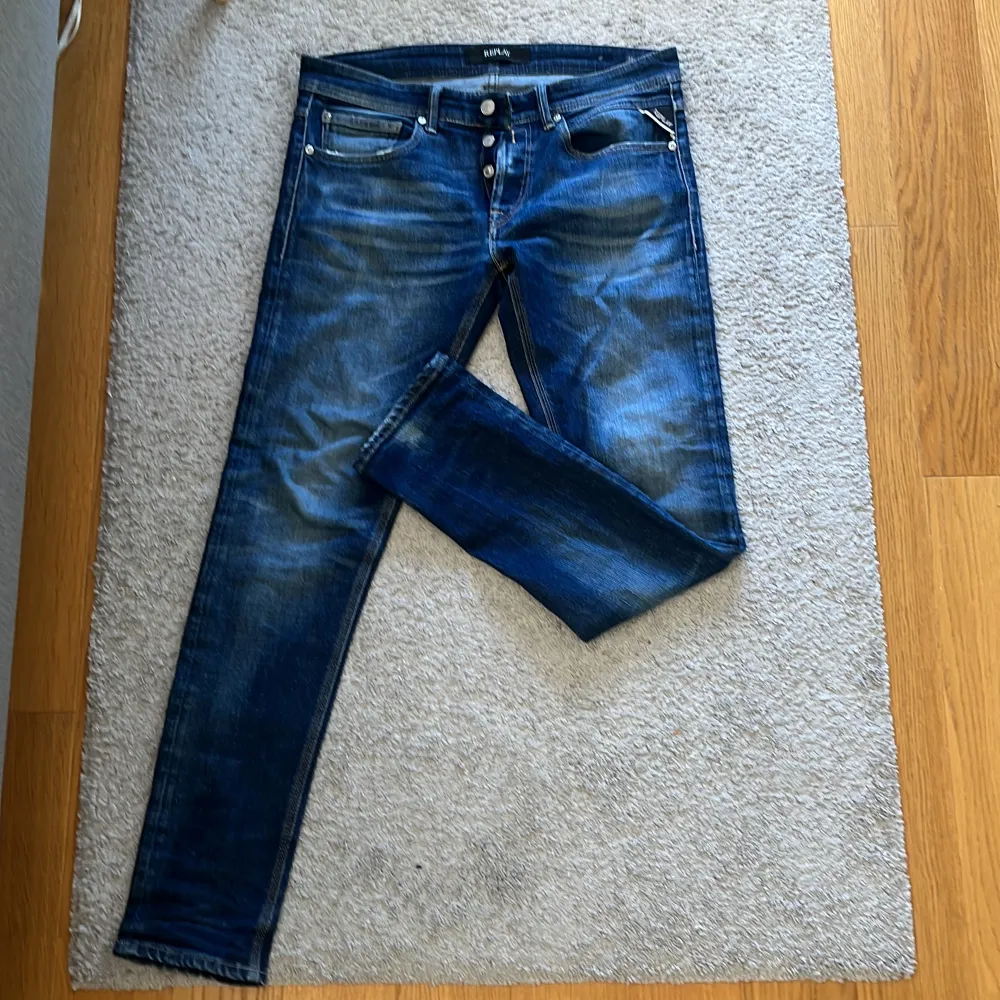 Replay willbi. Perfekt för dig som vill ha replay anbass men har stora ben så dom sitter tight dessa är lite mer baggy så sitter perfekt för mig som vill ha som anbass. Jeans & Byxor.