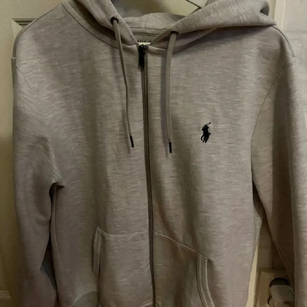 Ralph lauren zip hoodie i färgen grå , skick 10/10 nypris 2099kr. Pris kan diskuteras. Hoodies.