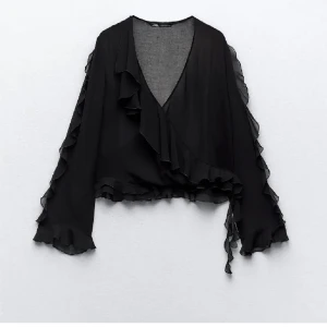 Zara blus - Har tagit av lappen men annars aldrig använd❤️Pris kan diskuteras vid snabbt köpt!