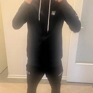 Silkslik zip hoodie - En helt oanvänd silksilk zip up hoodie. Den säljs pga för stor storlek för mig. Priset är inte hugget i sten. Nypris: 899-999 kr