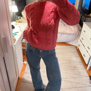 Stickad tröja - Säljer denna underbara stickade tröjan som jag köpt secondhand🌸 Den är i en så fin rosa färg och sticker inte något alls! Så mysig höst tröja och så varm😍Den är i Xs men passar även S och M kanske även större skulle jag säga!!
