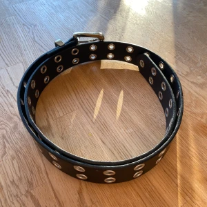Svart bälte - Lite nött på vissa ställen men ej sönder! Bra skick generellt.