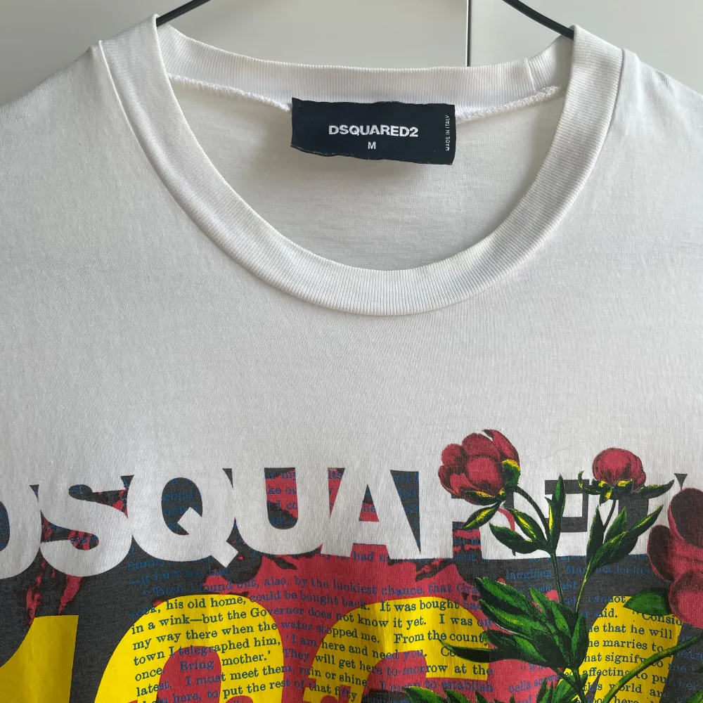 Säljer denna feta Dsquared2 t-shirt. Storlek M. Bra skick. Självklart är den äkta.. T-paidat.
