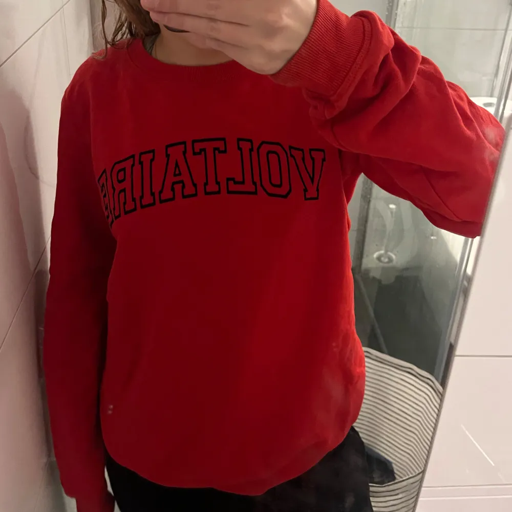 Fin, höstig, röd sweatshirt från zadig & voltaire. Storlek 176 men passar mig som är en S.. Tröjor & Koftor.