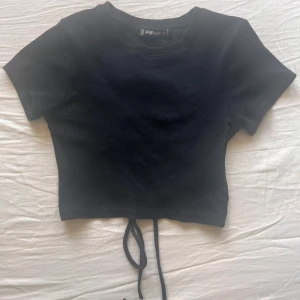 T-shirts  - Väldigt fin T-shirt med öppen rygg 