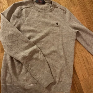 Morris tröja  - Säljer denna Sjukt snygga Morris tröja i storlek S men liten i storleken så passar mindre också. Väldigt fin färg och skicket ät 9/10 använd få gånger/// LC💸