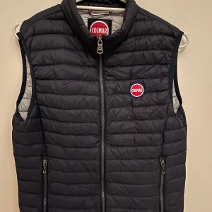 Colmar väst - En blå colmar väst.  Basically nyskick, inga defekter 