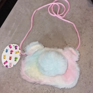 Väska - Söt liten barn väska, aldrig använd🫶🏼