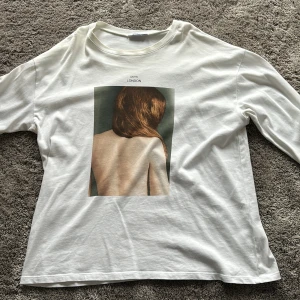 Vit tröja zara  - Vit tröja med tryck på fram och bak sida.