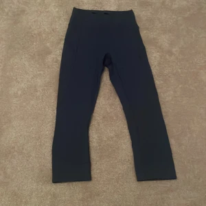 Jättesnygga mörkblå lululemon tights!🥰 - Jättebra skick!❣️❣️ Modellen är 3/4 så lite kortare i benen, men annars super snygg!😽