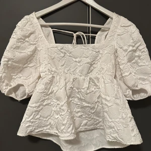 Söt blus🩷 - Super söt blus från Hm. Trendig och lätt att matcha❤️