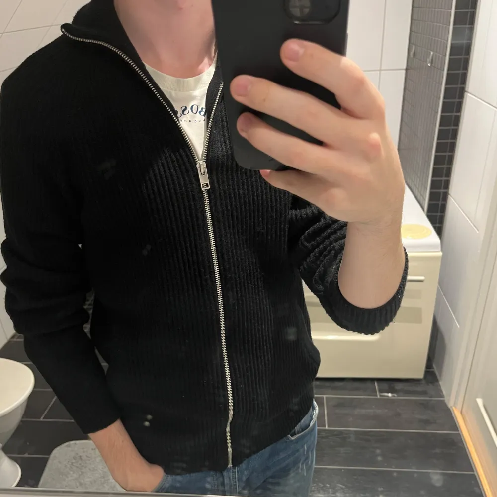 Säljer min full zip i stickat material från jack&jones som är i väldigt bra skick och inga defekter alls. Har du några frågor så skriv till mig här✌️. Stickat.