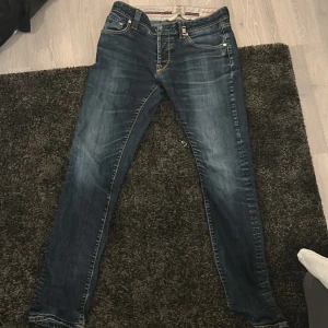 Tranarossa jeans - Skick 7/10 en knapp saknas men inget som syns när man har på dem. Säljer för dem är för korta för mig