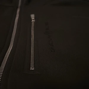 Sail racing kofta skick 10/10 - En överfet sailracing kofta som har perfekt skick men använder inte den för den är för stor och är mörk grön OBS! Pris kan diskuteras vid snabbköp