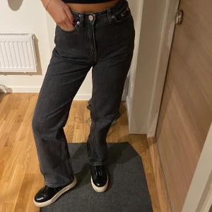 Weekday Jeans  - Jeans från weekday i modellen Rowe extra höga raka jeans. Storlek 24/30. Mycket bra skick. Nypris 590. Pris går att diskutera!