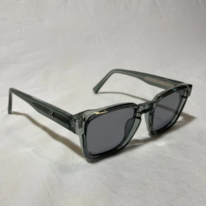 Solglasögon  - Unbranded solglasögon i nyskick, kommer i sin orginal förpackning. Färg:Grön/Olive. Vid frågor är det bara att höra av dig svarar oftast inom en timma//OwnStyle